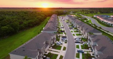 Florida banliyölerinde apartman tarzı evler, yeşilliklerle çevrili ve Amerika 'da yaşayan modern banliyöler için tasarlanmış.