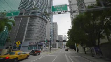 Florida 'da Amerikan caddesinde Miami şehir merkezinde araba sürüyor..