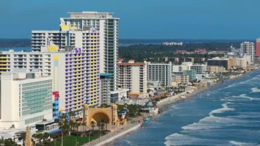 Florida, Daytona Sahili 'ndeki sahil mimarisi. Lüks oteller ve konutlar, bu ünlü Güney Amerika seyahat merkezinin plajı boyunca uzanır.