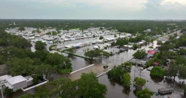 Sarasota, Florida 'daki Debby Kasırgası' ndan sonra acil müdahale. Kurtarma ekipleri su basmış yolda. Doğal afetten sonra