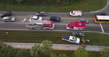 Florida 'daki araba kazasına ilk müdahale ekipleri. Acil servis çalışanları ABD 'de trafik kazası kurbanlarına yardım ediyor..
