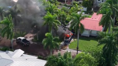 Yanan araçta yangın söndüren ilk müdahale ekipleri. Florida Caddesi 'ndeki trafik kazasına acil servis personeli cevap veriyor.