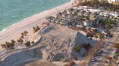 Milton Kasırgası temizlik sonrası. Kasırga sonrası kum boşaltım alanı sakinleri için kum alıcısı. Manasota Key 'deki Englewood Sahili' nde büyük kum yığınları var.
