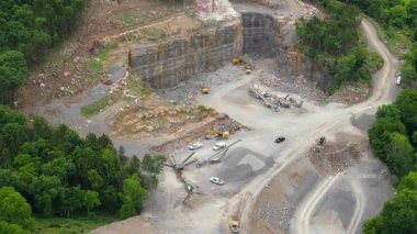 Ezilmiş taş işleme tesisi olan büyük bir taş ocağı. İnşaat endüstrisi için doğal kaynakların çıkarılması.