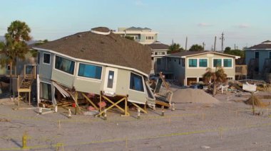 Doğal felaket ve sonuçları. Kasırga Florida kıyı bölgesindeki evleri ve duvarları tahrip etti.