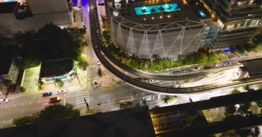 Florida, ABD 'de Miami Brickell' in kalbinden geçen tren rayları ve demiryolu hattı finans bölgesinin aydınlık gökdelenleriyle çevrili.