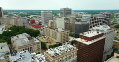 Richmond Virginia şehir merkezindeki şehir mimarisi. Yüksek binaları olan panoramik iş bölgesi manzarası