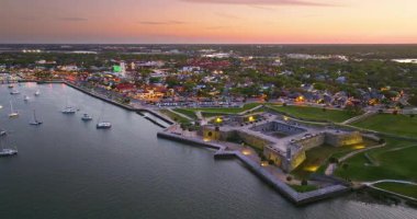 St. Augustine, Florida. Tarihi Castillo de San Marcos Kalesi, Ulusal Anıt halka açık, Florida 'da tatil yapan aileler ve turistler için seyahat yeri