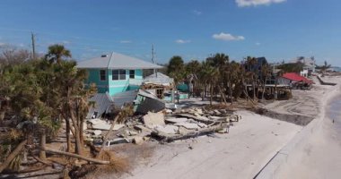 Fırtına dalgası, kasırganın neden olduğu okyanus kıyısındaki ciddi hasarlı yerleşim evleri. Florida 'da doğal afet sonuçları
