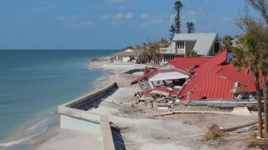 Fırtına, kasırga sonrası okyanus kıyısındaki konut evlerinde şiddetli hasara yol açıyor. Florida 'da doğal afet sonuçları