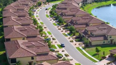 Florida 'daki banliyö apartmanları, ikametgah bölgesinde çağdaş Amerikan konutlarını ve emlak büyümesini temsil ediyor.