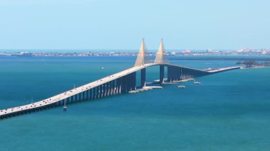 Florida, St. Petersburg 'daki Tampa Körfezi üzerindeki Sunshine Skyway Köprüsü' nde trafik arabaları kullanılıyor. ABD 'de ulaşım altyapısı.