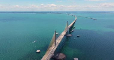 Florida, St. Petersburg 'daki Tampa Körfezi üzerindeki Sunshine Skyway Köprüsü' nde trafik arabaları kullanılıyor. ABD 'de ulaşım altyapısı.