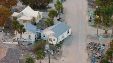 Milton Kasırgası dalgalanmasından sonra ciddi hasar gören evlerin çöpleri. Florida 'da Manasota Key Caddesi' nde enkaz yığınları var. Doğal afetin sonuçları.