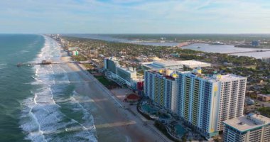Florida, Daytona Sahili 'nin havadan görünüşü. Lüks otelleri, apartmanları ve kumlu Atlantik kıyı şeridi boyunca uzanan turistik altyapısı olan Amerikan kıyı kenti