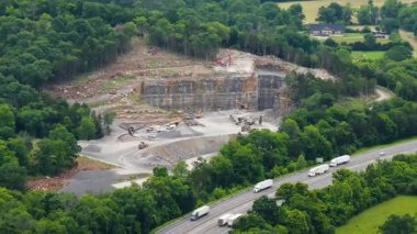 İnşaat endüstrisi için kireçtaşı malzemelerinin açık maden alanının hava görüntüsü.