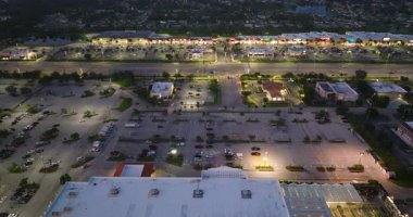 North Port, Florida 'daki American geniş yolu ve alışveriş merkezi plazası. Geceleri araba sürerek kasaba trafiğini aydınlatırdı. ABD ulaştırma altyapı kavramı