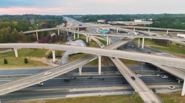 Amerikan otoyolunun hızlı giden araba ve kamyonlarla kesiştiği hava manzarası. ABD ulaştırma altyapı kavramı