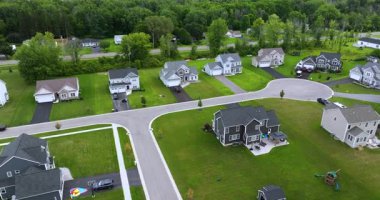 New York banliyö bölgesindeki geniş aile evlerinin havadan görünüşü. Amerikan banliyölerinde gayrimenkul geliştirme.