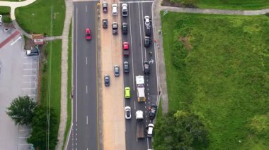 Florida 'da şehir caddesinde araba kazası. Dikkati dağılmış sürüş ve hız sonucu. ABD 'de trafik kazasında acil servis