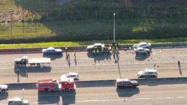 Amerikan otoyolunda kaza yapan acil servis personeli ve araçları olan bir araba kazası. Araç kazası kurbanlarına ilk yardım ekipleri