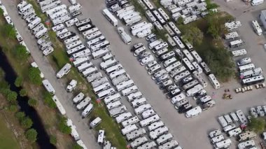 Satılık bir sürü yeni seyahat karavanı ve karavanı olan açık hava otoparkı satıcıları. Amerikan karavan otomotiv endüstrisinin geliştirilmesi kavramı