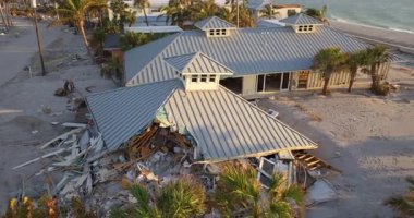 Milton Kasırgası 'ndan sonra okyanus kıyısında yıkılan evler. Doğal afet sonuçları Manasota Key, Florida 'da. Fırtına şiddetli hasar verdi.