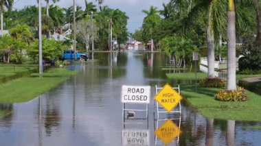 Florida 'da Milton Kasırgası' ndan sonra sokakları su bastı. Punta Gorda kasabasında kapalı tabelalar araba sürüşünü engelliyor. Doğal afet konsepti sırasında ulaşımın güvenliği