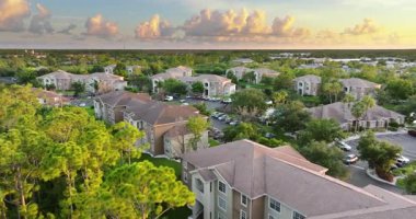 Florida banliyölerinde araba parkı olan evler, Amerikan toplumlarında konut mimarisinin altını çizmek ve emlak genişlemesi