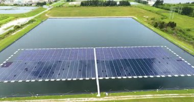 Su yüzeyinde hava kirliliği olmayan yenilenebilir elektrik üretimi. Temiz elektrik enerjisi üretmek için yüzen fotovoltaik güneş panellerine sahip sanayi göleti.