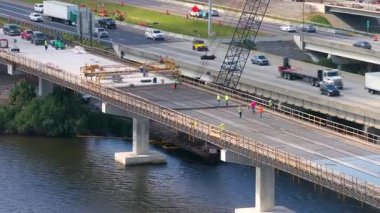 Amerikan otoyol köprüsünde inşaat halindeki işçiler. Asker J.D. 'ye yeni şeritler ekliyorum. Ellenton 'daki Manatee Nehri' ni geçen Young Memorial Köprüsü. Trafik altyapısının geliştirilmesi.