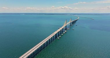 Florida 'daki Sunshine Skyway Köprüsü' nden geçen karayolu trafiği. ABD 'de ulaşım altyapısı.
