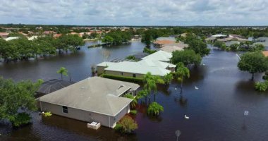 Florida, ABD 'deki yerleşim birimlerinde kasırga evleri sular altında bıraktı. Doğal afetten sonra.