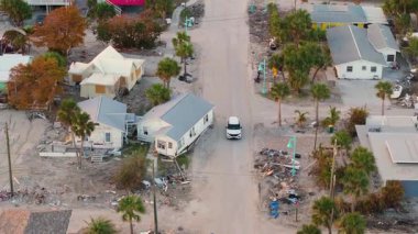 Milton Kasırgası temizlik sonrası. Florida 'da Manasota Key' de enkaz ve kum yığınları var.