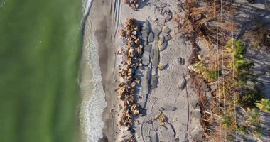 Fırtına dalgası Florida 'da okyanus kıyısındaki liman yolunu tahrip etti. Ulaşım altyapısında ciddi hasar.