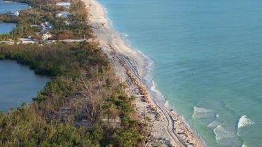 Florida 'da Manasota Key' de Milton Kasırgası 'ndan sonra okyanus kıyısındaki yol erozyonu. Blind Pass Plajı 'ndaki fırtına dalgası yokedildi. Trafik altyapısında ciddi hasar.