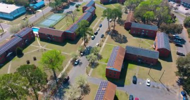 Temiz ekolojik elektrik enerjisi üretmek için fotovoltaik paneller. Güneş çatısı olan apartmanlar. Sıfır emisyon kavramı ile yenilenebilir elektrik.