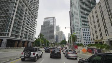Miami 'de araba kullanmak. Florida altyapısı olan Amerikan sokakları. Ulaşım kavramı