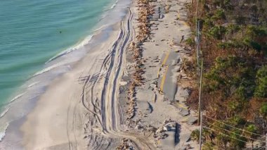 Milton kasırgasının yol açtığı erozyon. Blind Pass Plajı 'ndaki Manasota Key Yolu' nda yok edilmiş. Florida 'daki liman altyapısında ciddi hasar var..
