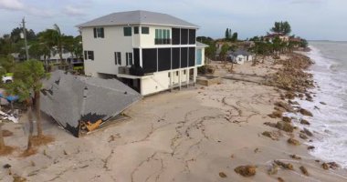 Yıkıma ya da onarıma ihtiyacı olan yıkılmış bir bina. Fırtına dalgaları ve rüzgâr yüzünden ev çatısı hasar gördü ve Florida 'da kasırga üstüne duvarlar çöktü.