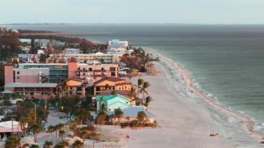 Yıkıma ya da onarıma ihtiyacı olan yıkılmış bir bina. Fırtına dalgaları ve rüzgâr yüzünden ev çatısı hasar gördü ve Florida 'da kasırga üstüne duvarlar çöktü.