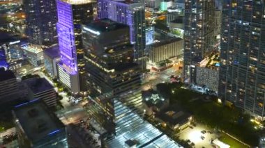 Miami Brickell 'in şehir merkezindeki ofis bölgesinde geceleyin Florida, ABD' de zaman aşımı. Modern Amerikan megapolis 'indeki yüksek rıhtım ve yerleşim binaları
