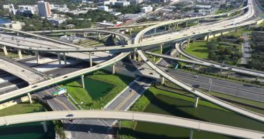 Tampa otoyolu kavşağı yüksek şeritlerle hızlı sürüşler için kesişiyor. Karmaşık otoyol kavşağında giden araçlar