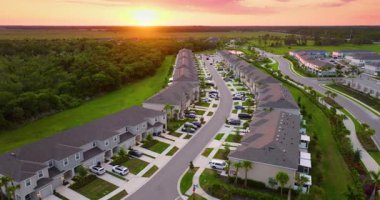 Florida 'daki banliyö apartmanları, ikametgah bölgesinde çağdaş Amerikan konutlarını ve emlak büyümesini temsil ediyor.