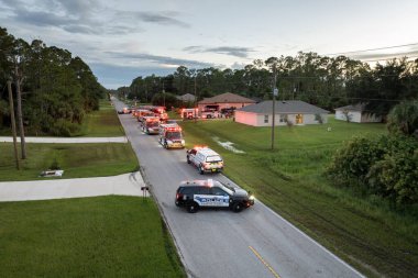 Florida, ABD 'deki yerleşim evinde karbon monoksit gazını araştıran ilk müdahale ekipleri..