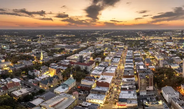 Geceleyin Amerikan şehir mimarisinin tarihi Broughton Caddesi 'nde. Savannah, Georgia 'nın eski şehri. Aydınlatılmış sokaklar ve binalar yukarıdan.