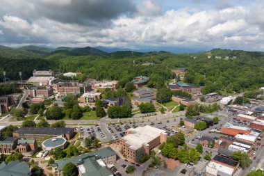 Boone, Kuzey Carolina. Appalachian Blue Ridge Dağları 'ndaki tarihi Amerikan kasabası. Watauga County, ABD 'deki eski şehir mimarisi. Yukarıdan sokaklar ve tarihi binalar.