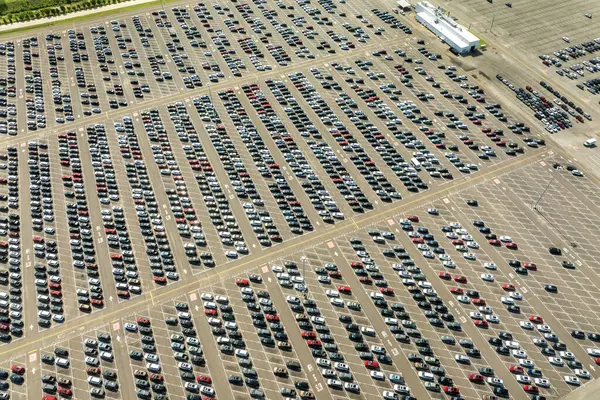 Araba fabrikasının otoparkında yepyeni arabalar satışa hazır. ABD konseptinde otomotiv endüstrisinin gelişimi.