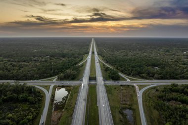 Akşamları hızla akan trafiği olan Amerikan karayolu köprüsü. Eyaletler arası ulaşım kavramı.