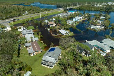 Florida yerleşim bölgesindeki Ian kasırgasından sonra evlerin etrafını su basmış. Doğal afetin sonuçları..